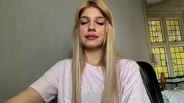 Snapshot of MarielleAdrien chatting on November 15, 2025, 8:29 am MarielleAdrien online show from November 15, 2025, 8:29 am