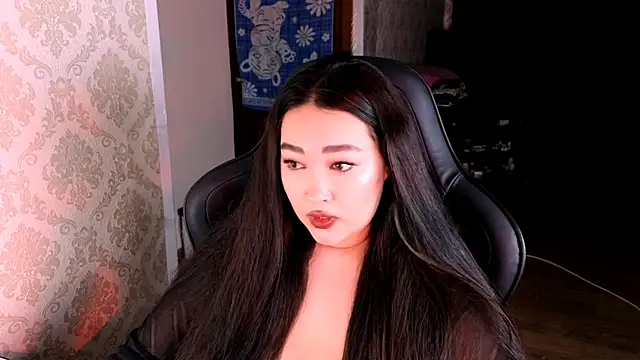 Emma Uilson online show from May 9, 2026, 8:12 pm
