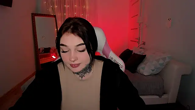 Snapshot of EmilyWoods_ chatting on November 17, 2025, 8:18 am EmilyWoods online show from November 17, 2025, 8:18 am