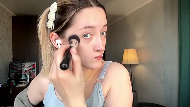 Emily lyy online show from November 25, 2025, 10:15 am