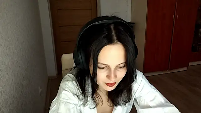 LouiseMarengo online show from December 19, 2025, 2:08 pm