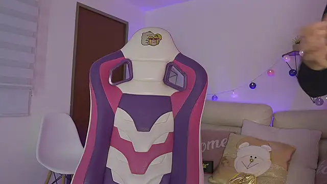 Snapshot of Enola_Holmes_ chatting on November 29, 2025, 1:22 pm Enola Holmes online show from November 29, 2025, 1:22 pm