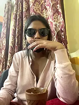 sexyayeshadesi online show from December 2, 2025, 6:09 pm