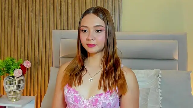 Snapshot of LondraBlush chatting on April 18, 2026, 1:24 pm LondraBlush online show from April 18, 2026, 1:24 pm