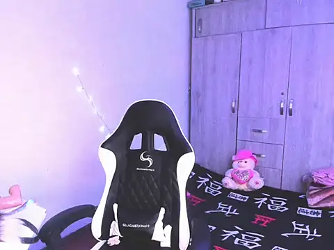 Snapshot of Zombitch chatting on December 15, 2025, 6:58 pm Zombitch online show from December 15, 2025, 6:58 pm