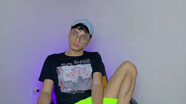 Snapshot of andrew_dann chatting on November 28, 2025, 4:01 am andrew dann online show from November 28, 2025, 4:01 am