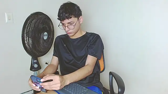 Snapshot of andrew_dann chatting on November 20, 2025, 9:04 pm andrew dann online show from November 20, 2025, 9:04 pm