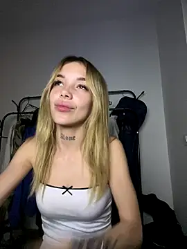 lunababy77 online show from November 21, 2025, 8:30 pm