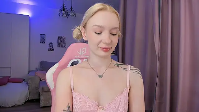 Tiffany Paw online show from April 7, 2026, 3:19 am