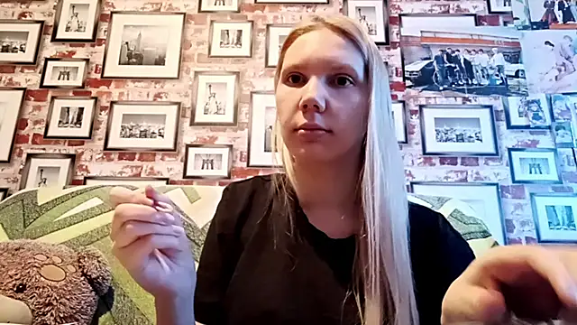 Snapshot of EvieBaggette chatting on November 17, 2025, 8:18 am EvieBaggette online show from November 17, 2025, 8:18 am