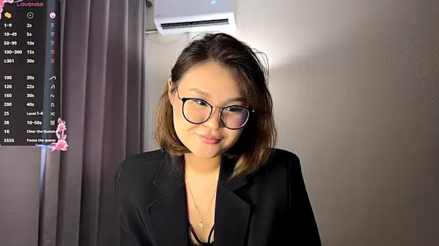 Snapshot of HoneyKitsu chatting on December 1, 2025, 10:16 am HoneyKitsu online show from December 1, 2025, 10:16 am