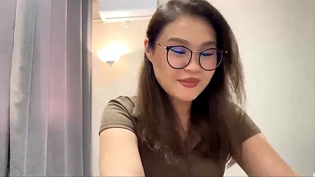 Snapshot of HoneyKitsu chatting on November 23, 2025, 8:57 am HoneyKitsu online show from November 23, 2025, 8:57 am