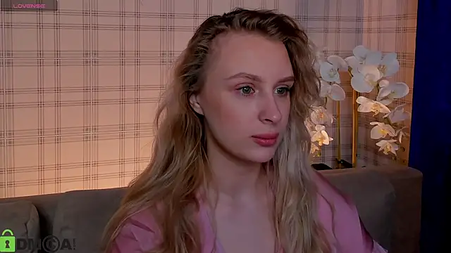 Snapshot of KiraRuiz chatting on February 28, 2026, 12:43 am KiraRuiz online show from February 28, 2026, 12:43 am