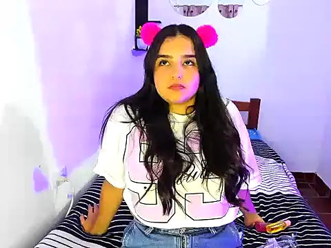 Snapshot of Babyhoney18 chatting on November 18, 2025, 12:59 am Babyhoney18 online show from November 18, 2025, 12:59 am