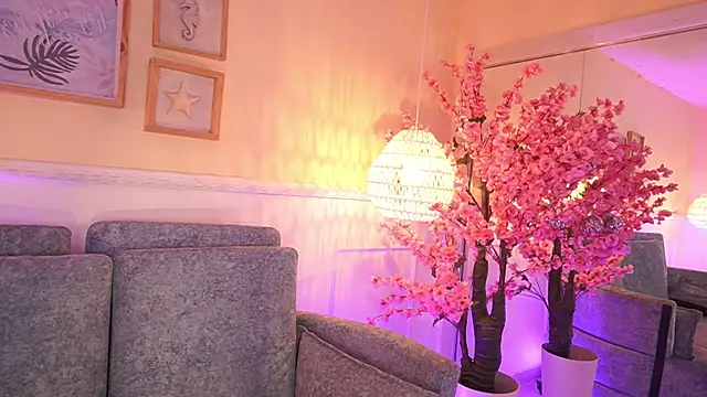 Snapshot of MeganLowell chatting on February 6, 2026, 6:59 pm MeganLowell online show from February 6, 2026, 6:59 pm