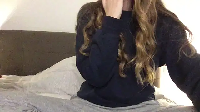 Snapshot of Martimartinaxx chatting on February 15, 2026, 9:58 pm Martimartinaxx online show from February 15, 2026, 9:58 pm