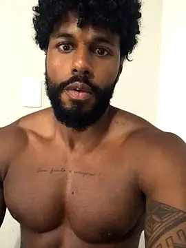 Snapshot of Nicolau_25 chatting on November 17, 2025, 8:13 pm Nicolau 25 online show from November 17, 2025, 8:13 pm