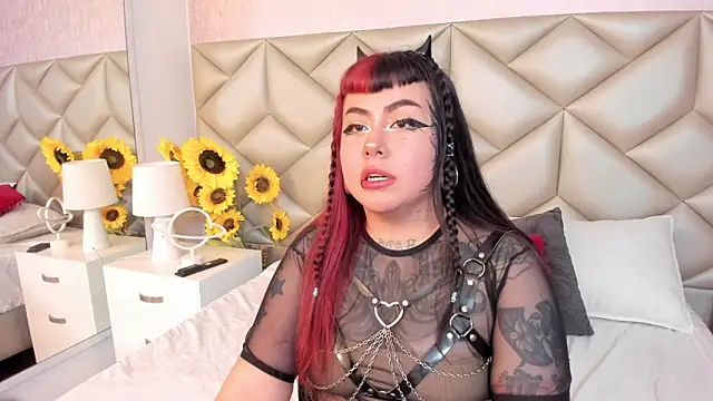 Snapshot of Raven__moon chatting on November 18, 2025, 3:43 am Raven moon online show from November 18, 2025, 3:43 am