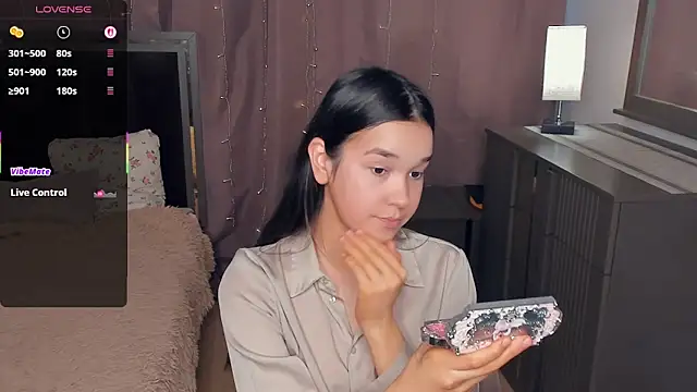 MeliaMelchiori online show from February 10, 2026, 1:21 pm