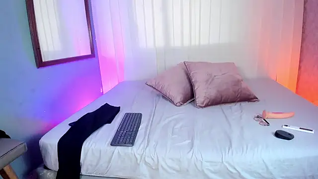 luna velvett  online show from January 5, 2026, 5:27 pm