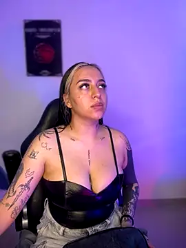 VeloraVyxen  online show from November 18, 2025, 8:23 pm