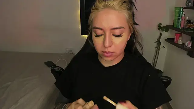 VeloraVyxen  online show from December 14, 2025, 4:56 pm