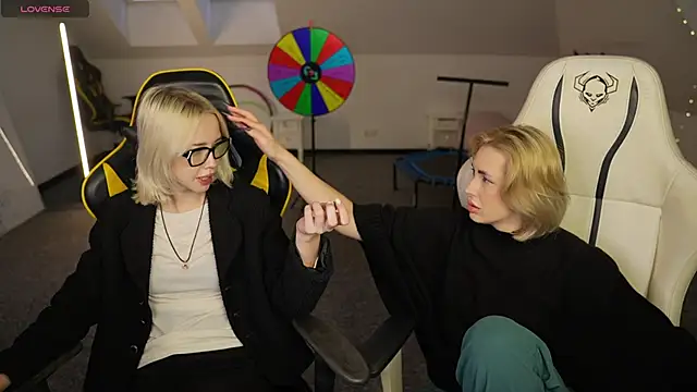 Snapshot of Kara_cat chatting on December 4, 2025, 11:20 am Kara cat online show from December 4, 2025, 11:20 am