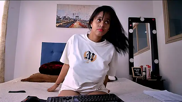 Snapshot of Shara_Soul chatting on November 28, 2025, 2:39 pm Shara Soul online show from November 28, 2025, 2:39 pm