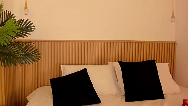 Samantha Sra  online show from May 15, 2026, 11:47 pm