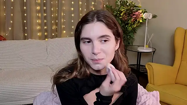 RozanneJordan online show from December 17, 2025, 5:18 pm