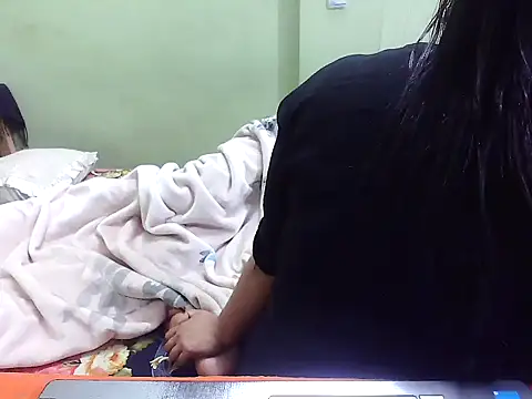 Snapshot of TwinRose2000 chatting on December 15, 2025, 1:39 pm TwinRose2000 online show from December 15, 2025, 1:39 pm