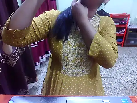 Snapshot of TwinRose2000 chatting on December 14, 2025, 1:06 pm TwinRose2000 online show from December 14, 2025, 1:06 pm