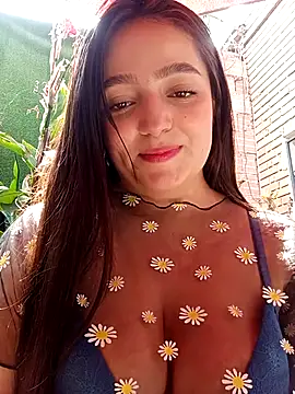 Juanita Rojas online show from December 17, 2025, 6:35 pm