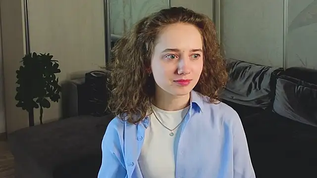 CuteLunette online show from December 5, 2025, 1:21 pm