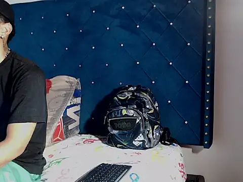 crissex3 online show from March 31, 2026, 1:24 pm