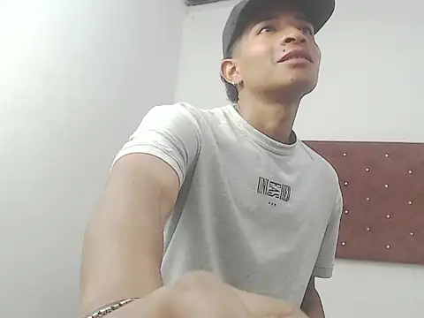 Snapshot of crissex3 chatting on February 20, 2026, 11:45 am crissex3 online show from February 20, 2026, 11:45 am