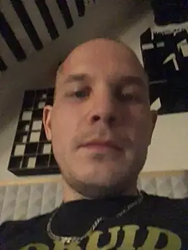 Spielzeugtwink online show from March 9, 2026, 5:27 pm