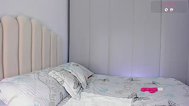 Amira-Zahra online show from February 12, 2026, 10:04 am