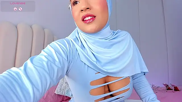 Snapshot of Amira-Zahra chatting on June 12, 2026, 10:40 pm Amira-Zahra online show from June 12, 2026, 10:40 pm