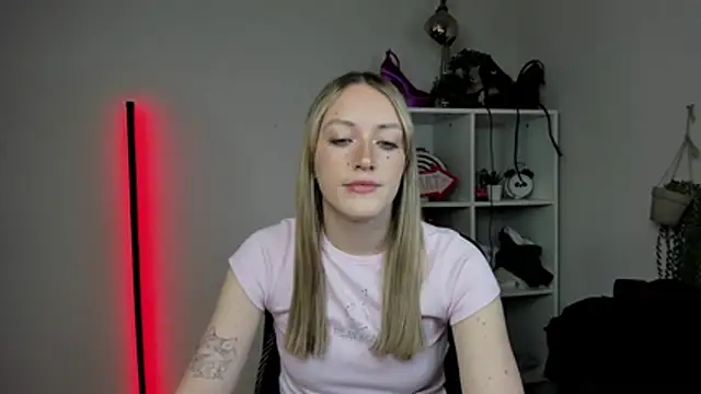 EvelynBlond online show from April 8, 2026, 12:28 pm