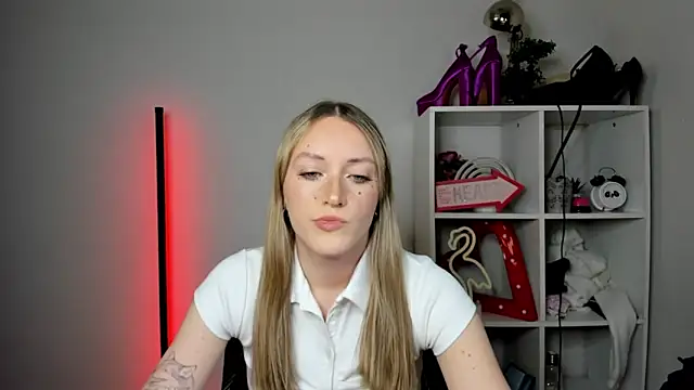 Snapshot of EvelynBlond chatting on April 22, 2026, 12:34 pm EvelynBlond online show from April 22, 2026, 12:34 pm