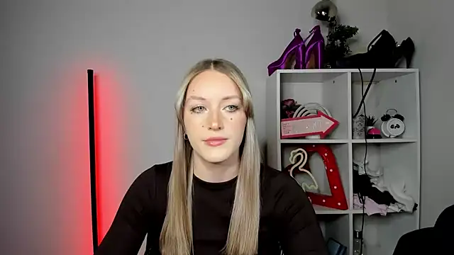 Snapshot of EvelynBlond chatting on May 7, 2026, 12:41 pm EvelynBlond online show from May 7, 2026, 12:41 pm