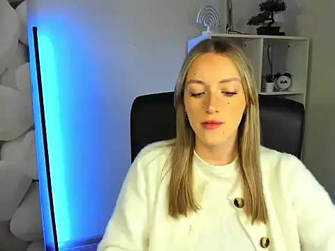 EvelynBlond online show from November 25, 2025, 6:25 am