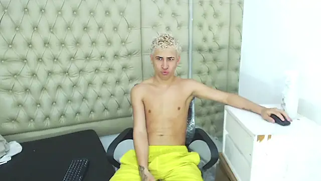 Snapshot of HollmanFronsh chatting on November 30, 2025, 2:01 am HollmanFronsh online show from November 30, 2025, 2:01 am