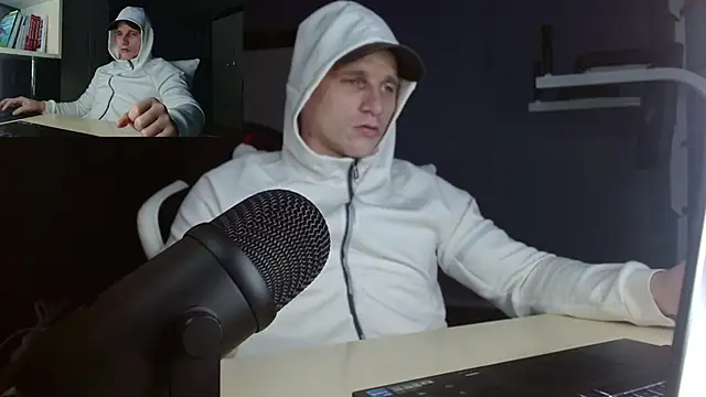 Poliglotjoe1 online show from December 17, 2025, 6:40 am