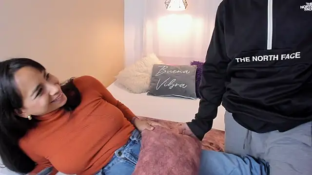 Snapshot of MiaRosy_ValentinoRussel chatting on November 27, 2025, 7:58 pm MiaRosy ValentinoRussel online show from November 27, 2025, 7:58 pm