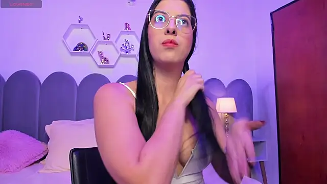 lunagomez24 online show from January 13, 2026, 1:31 am