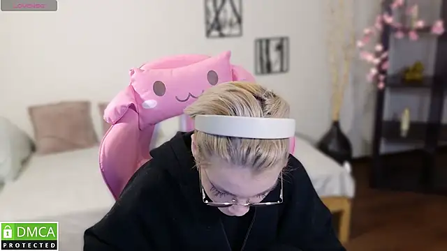 Megan Lora online show from November 27, 2025, 1:17 am