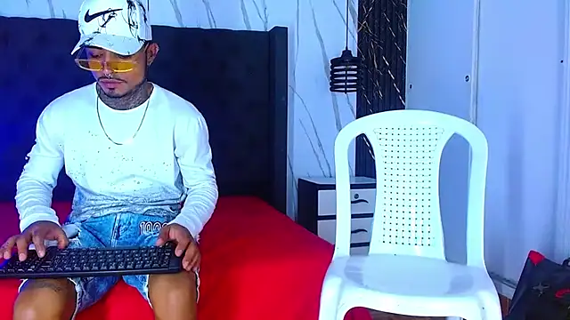 Hot Latino x online show from December 5, 2025, 7:45 pm