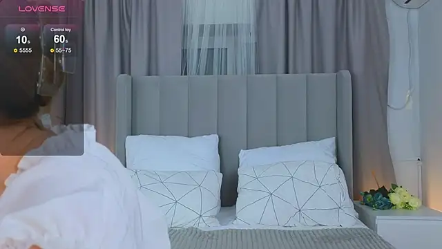 Snapshot of LyraTate chatting on December 16, 2025, 1:32 am LyraTate online show from December 16, 2025, 1:32 am